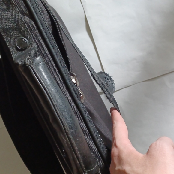 SwissGear black Laptop Case adjustable strap and luggage strap 17"x12.5"x3" - Picture 8 of 17